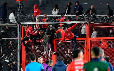 VIDEO | Hincha de la U cae desde las tribunas del estadio por apretón de barra de Independiente