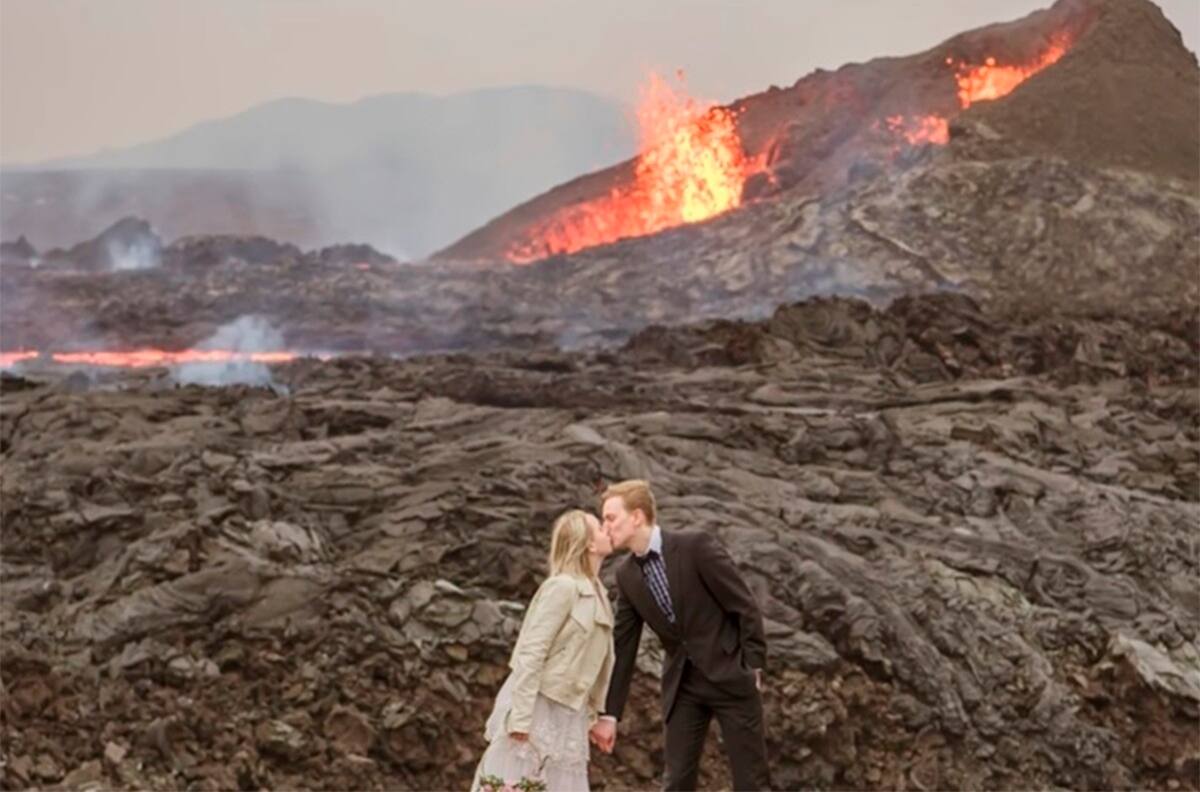 Pareja de novios plasmó su amor con una sesión viral frente a un volcán en erupción