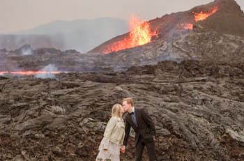 Pareja de novios plasmó su amor con una sesión viral frente a un volcán en erupción