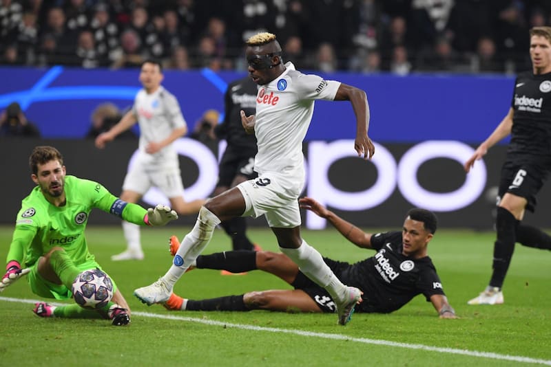 Napoli se impuso por 2-0 de visita ante Eintracht por la ida de los octavos de final de la Champions League.