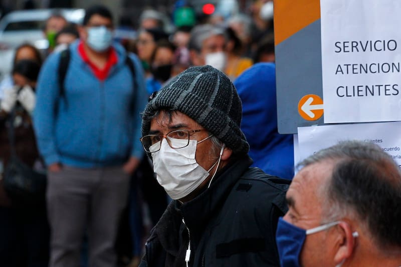 Valparaiso, 20 de abril de 2020
Filas para acceder a servicios en Banco Estado, entre otros, el pago presencial (para quienes no tengan Cuenta RUT ) del ÇBono Covid-19
Sebastian Cisternas/ Aton Chile