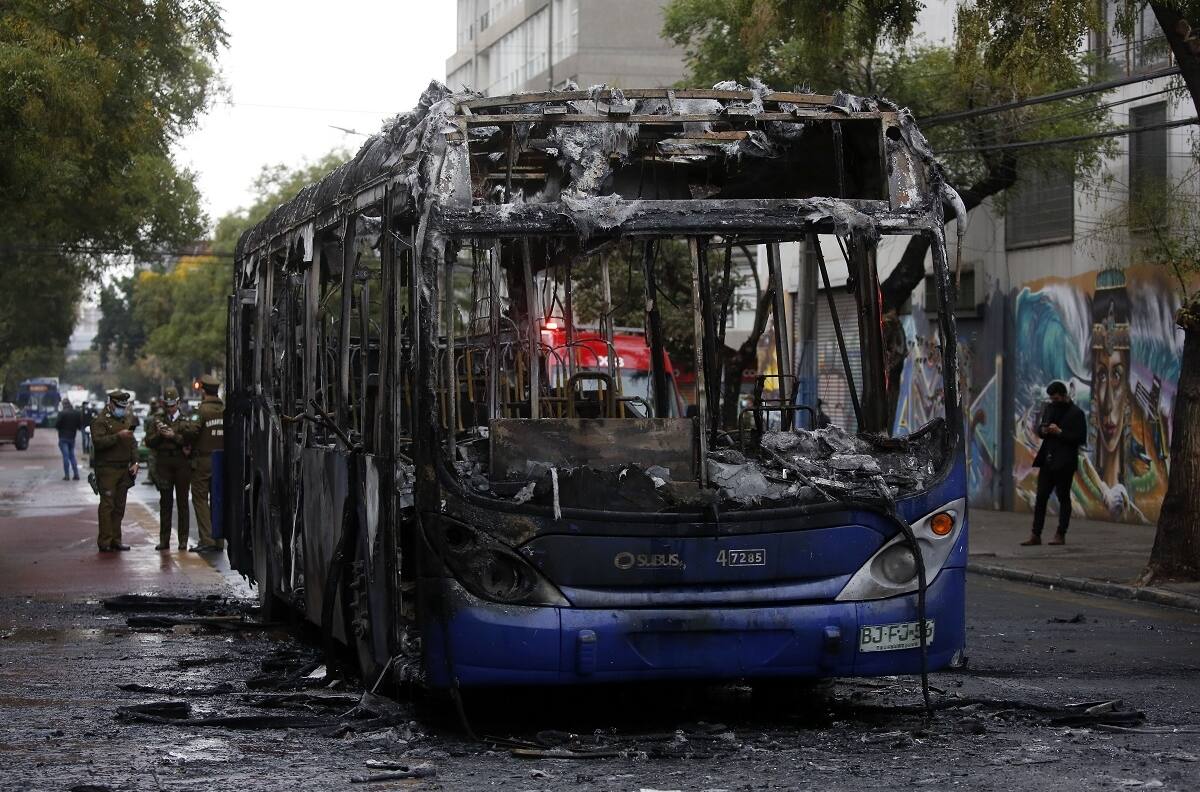 VIDEO | Encapuchados incendian bus del Transantiago en medio de una manifestación de estudiantes en Santiago Centro