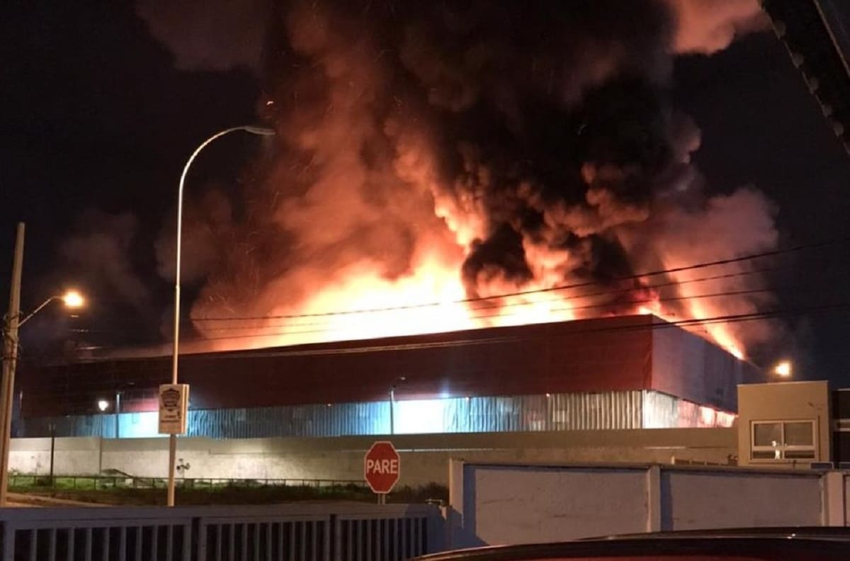 VIDEO| Voraz incendio en fábrica de colchones Celta en Coquimbo: evacúan casas aledañas