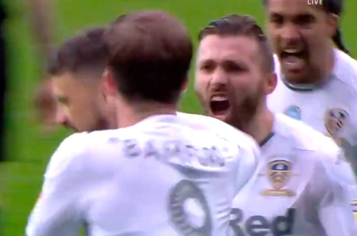 Mateusz Klich puso en ventaja a Leeds finalizando el primer tiempo