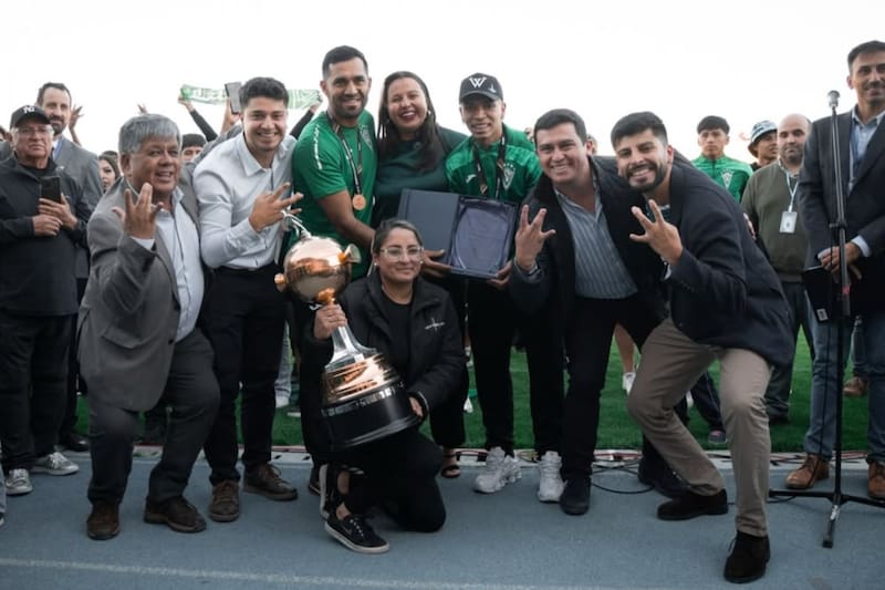 El Decano celebrando a los campeones de la Copa Libertadores Sub 20. Foto: wanderersoficial.