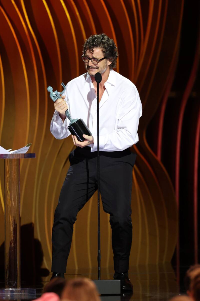 Pedro Pascal recibiendo su premio a mejor actor en una serie dramática en los SAG 2024.