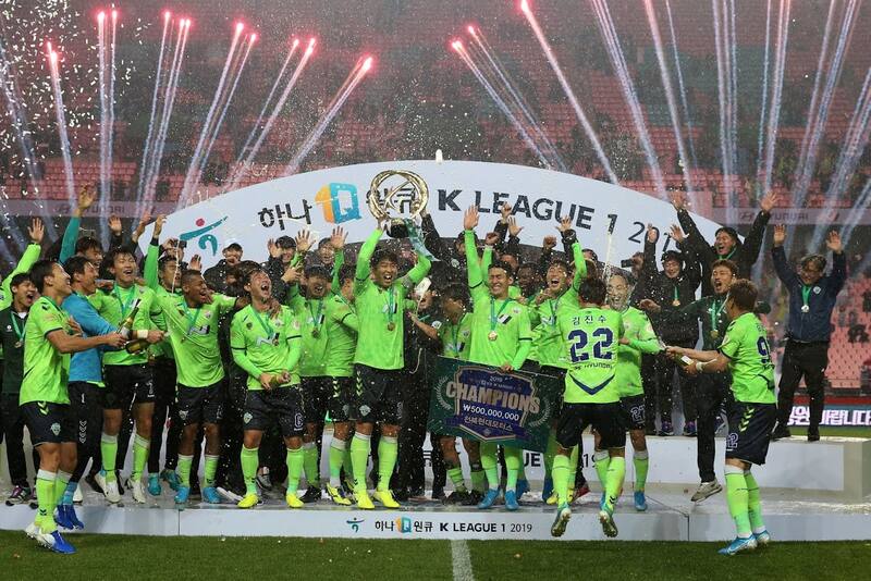 전주월드컵경기장/ K리그1/ 파이널A/ 전북현대모터스 vs 강원FC/ 시상식/ 전북현대모터스 우승/ 전북 단체/ 기쁨/ 사진 서혜민