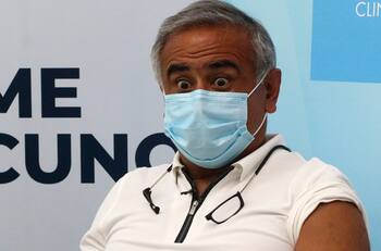 Con cara de sueño y cansado: Así el doctor Ugarte paseó a su perrito durante la madrugada