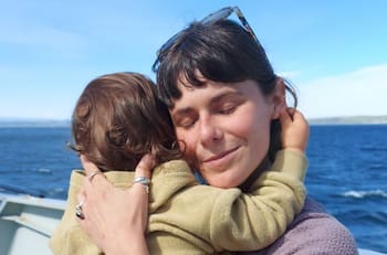 Montserrat Ballarín mostró las divertidas travesuras de su hijo, Silvestre, con la perrita de la familia