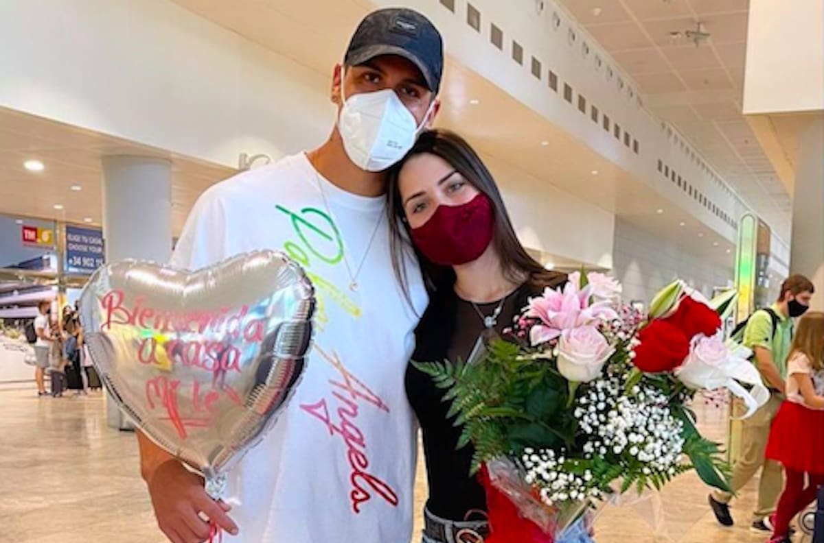 Enzo Roco sacó su lado romántico y le dio espectacular bienvenida s su novia en España