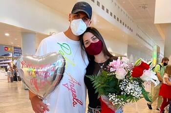 Enzo Roco sacó su lado romántico y le dio espectacular bienvenida s su novia en España