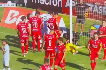 VIDEO | El fuerte choque que dejó sangrando a Nicola Pérez en el partido de Ñublense ante Deportes Limache