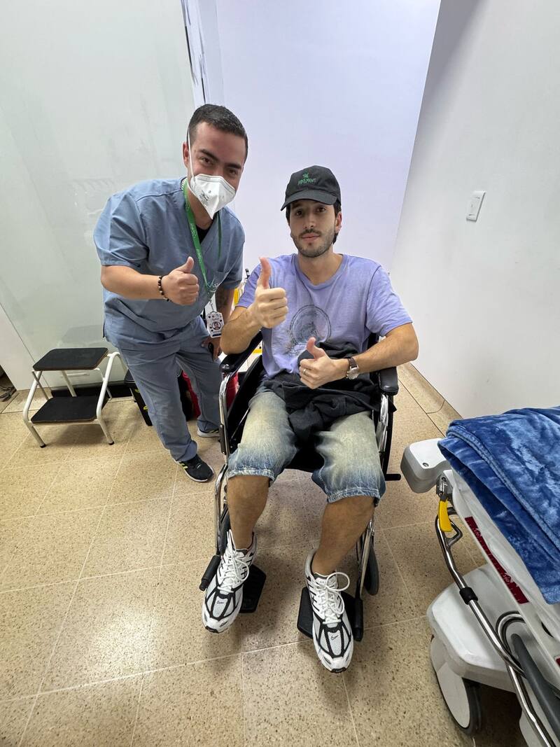 El cantante fue captado en silla de ruedas, lo cual provocó la preocupación de sus seguidores. Créditos: X.