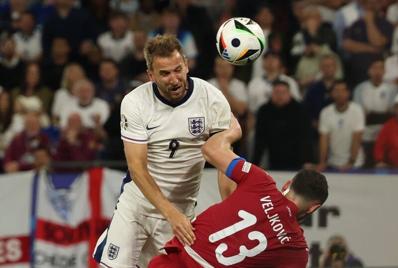 Harry Kane estuvo cerca de anotar, pero entre el palo y el portero serbio le impidieron el gol. (Foto: EFE)