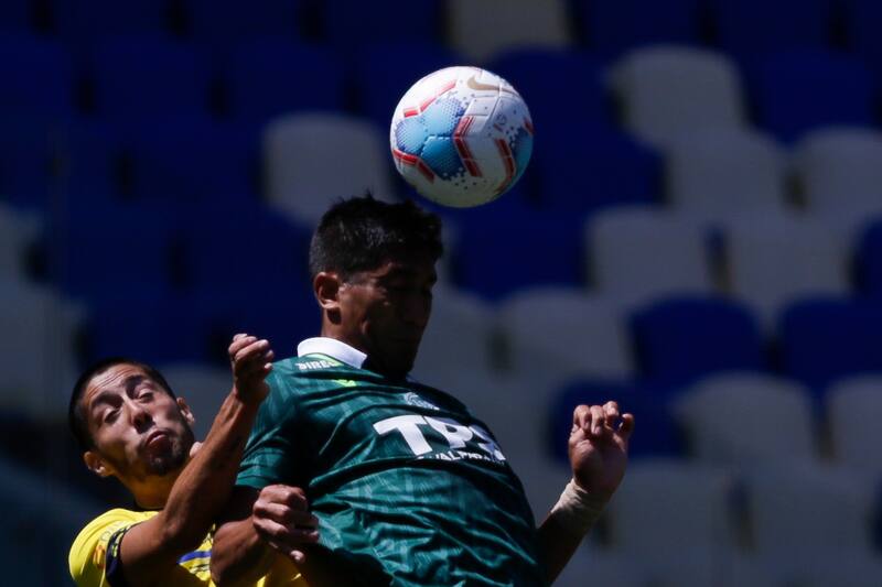 Futbol, Universidad de Concepcion vs Santiago Wanderers
Segunda fecha, primera rueda, campeonato nacional 2020
El jugador de Santiago Wanderers Juan Pablo Mino , izquierda derecha centro, disputa el balon con Antonio Ramirez de Universidad de Concepcion durante el partido de primera division en el estadio Ester Roa de Concepcion, Chile.
01/02/2020
Esteban Paredes/Photosport
Football, Universidad de Concepcion vs Santiago Wanderers
Second date, first round, 2020 National Championship
Santiago Wanderers player Juan Pablo Mino ,  left right center, battles for the ball against Antonio Ramirez of Universidad de Concepcion,  during the first division match held at Ester Roa stadium in Concepcion, Chile.
01/02/2020
Esteban Paredes/Photosport
