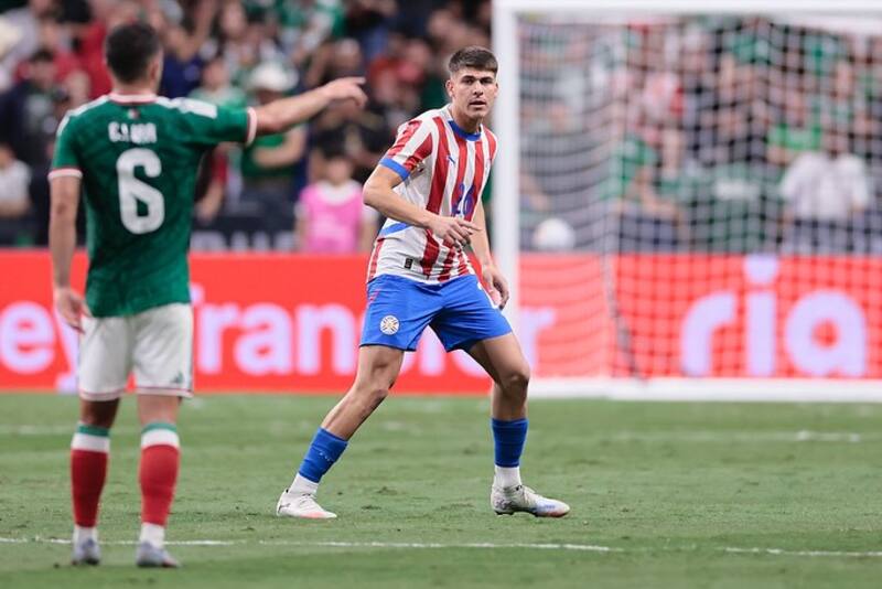 Lucas Romero, volante paraguayo que tiene conversaciones para llegar a los azules.