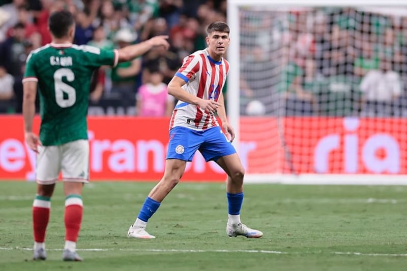 Lucas Romero, volante paraguayo que tiene conversaciones para llegar a los azules.