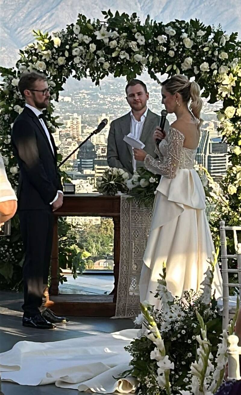 Valeria Ortega y Jonathan Lawn durante su ceremonia de matrimonio.
