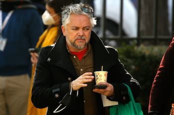 Baradit se retractó de sus dichos por agresión a convencionales RN y Gobierno afirmó que el escritor "desprecia las diferencias"