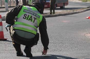 Joven muere atropellada por una micro: Testigos aseguran que iba cruzando un paso de cebra