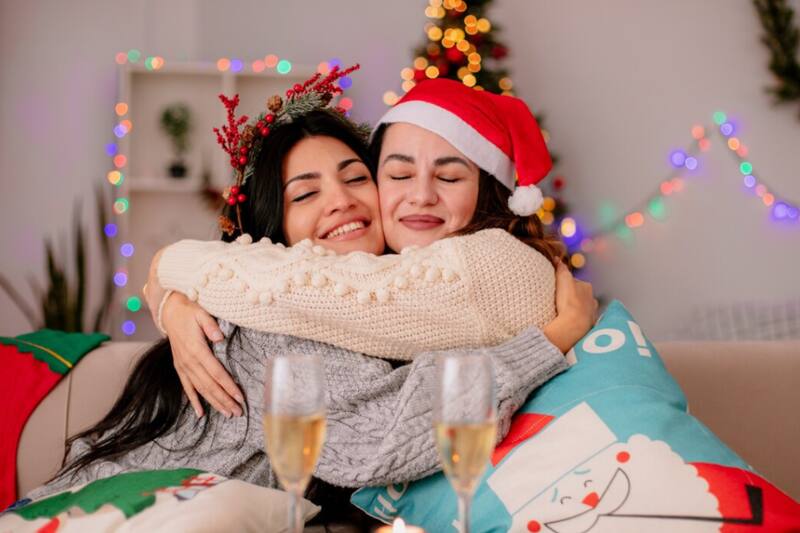 Desde ropa hasta una experiencia en conjunto pueden ser un buen regalo para mamá en Navidad.