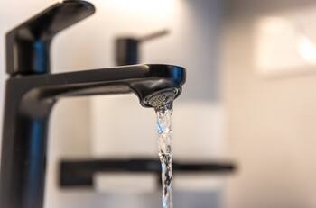 Corte de agua afecta hoy a la RM: Aguas Andinas suspende el servicio por 8 horas en este sector de la capital