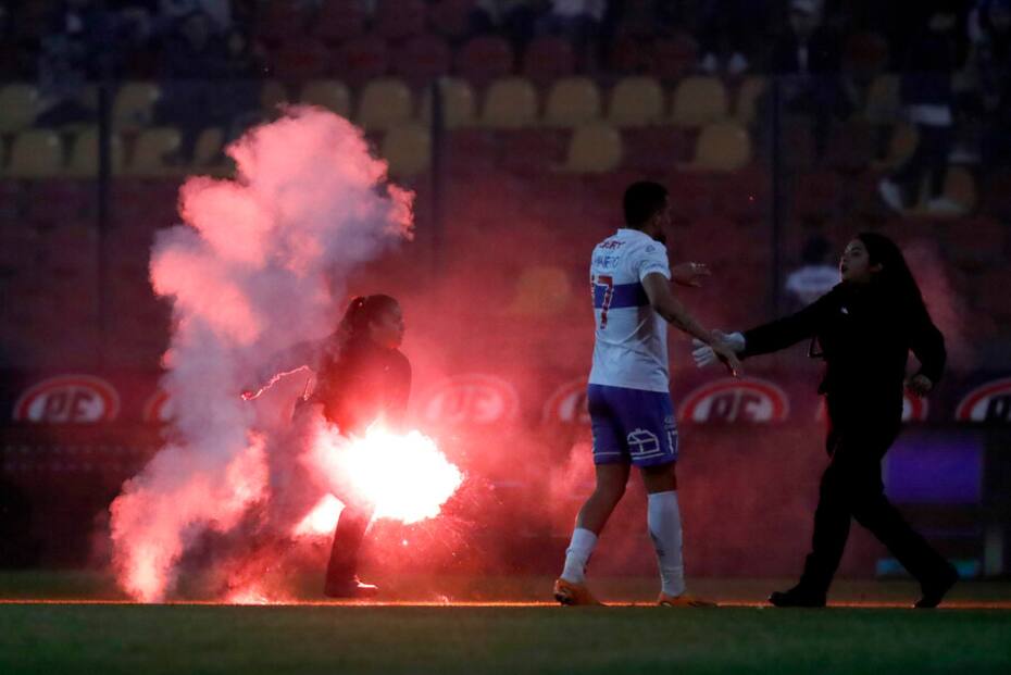 Bengalas lanzadas por los hinchas de la UC al campo de juego del estadio Santa Laura. Foto: Aton.
