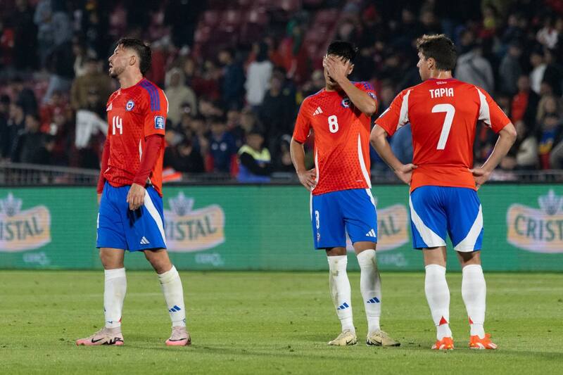 Desazón total de los futbolistas de La Roja, tras caer ante Brasil. Foto: Felipe Escobedo/En Cancha.