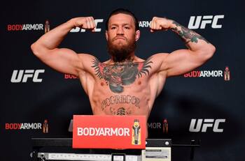 Todo listo: Connor McGregor firmó el contrato para su pelea con Dustin Poirier