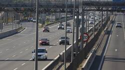 ¿Quién tiene la preferencia: el vehículo que va a velocidad máxima en la pista rápida o el que quiere sobrepasarlo?