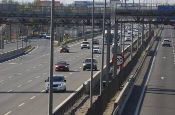 ¿Quién tiene la preferencia: el vehículo que va a velocidad máxima en la pista rápida o el que quiere sobrepasarlo?