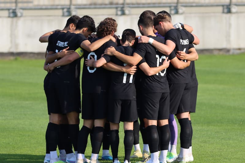 Los jugadores de All Whites no quisieron volver a la cancha luego que uno de los futbolistas recibiera insultos racistas. (Foto: @nzallwhites)