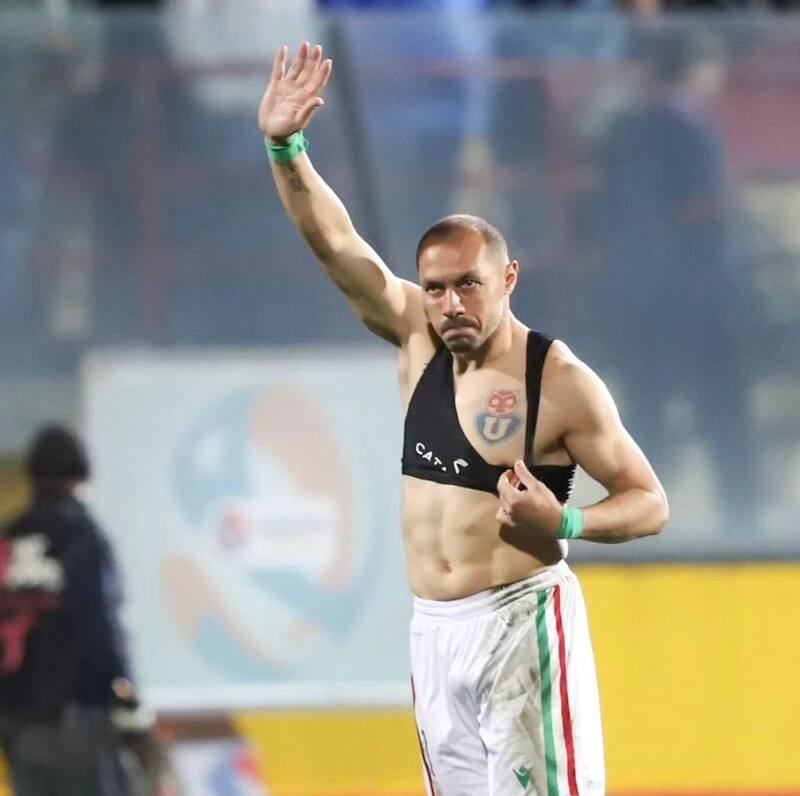Marcelo Díaz mostrando el tatuaje del logo de Universidad de Chile. (Foto: Rincón del Bulla)