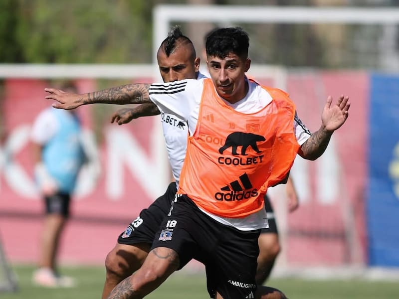 El volante la pasa mal al no recibir ofertas para continuar su carrera en Primera División. Foto: @colocolooficial.