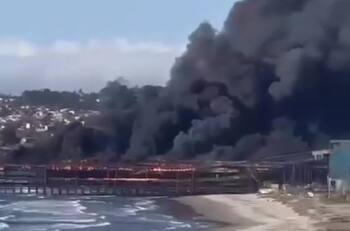 VIDEO | Enorme incendio afecta el muelle de Puerto Ventanas, Región de Valparaíso