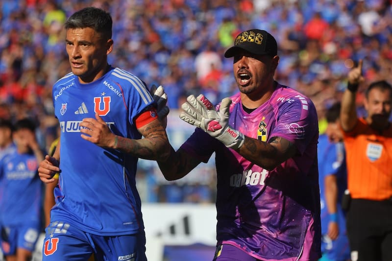 Empate azul que dejó a Charles Aránguiz como la máxima figura del cotejo. Foto: Aton.