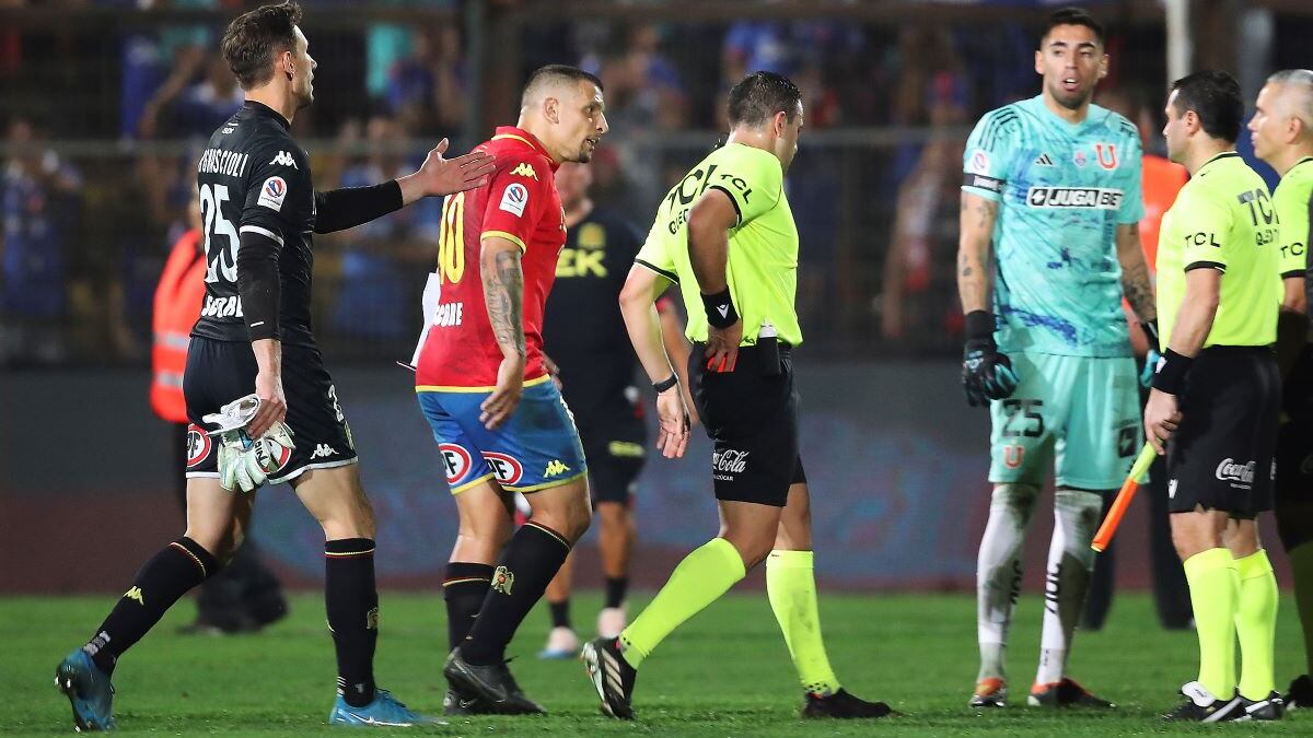 Emiliano Vecchio le reclama al árbitro durante el partido contra Universidad de Chile