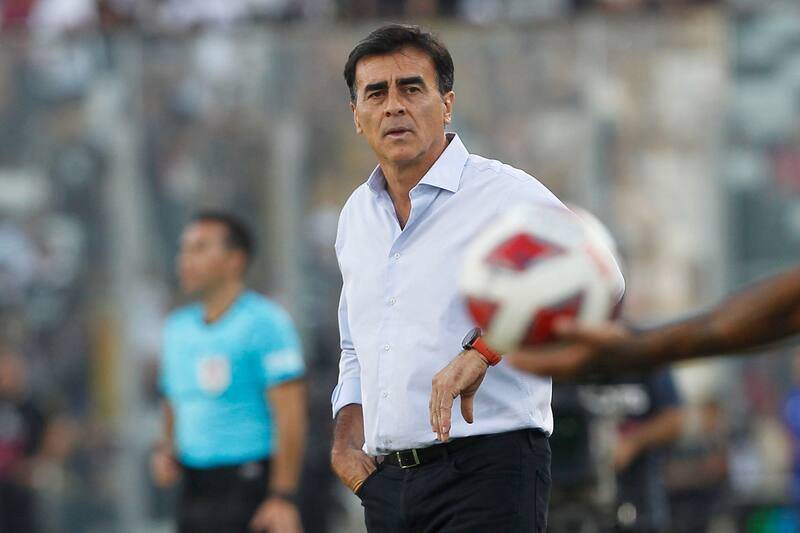 Gustavo Quinteros deberá definir varios puestos en Colo Colo para el Superclásico ante la U.