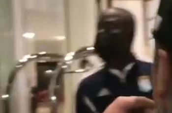 Video |¡Lo calmó el presidente! Jugador de Sporting Cristal tuvo fuerte discusión con un hincha antes del duelo con la UC