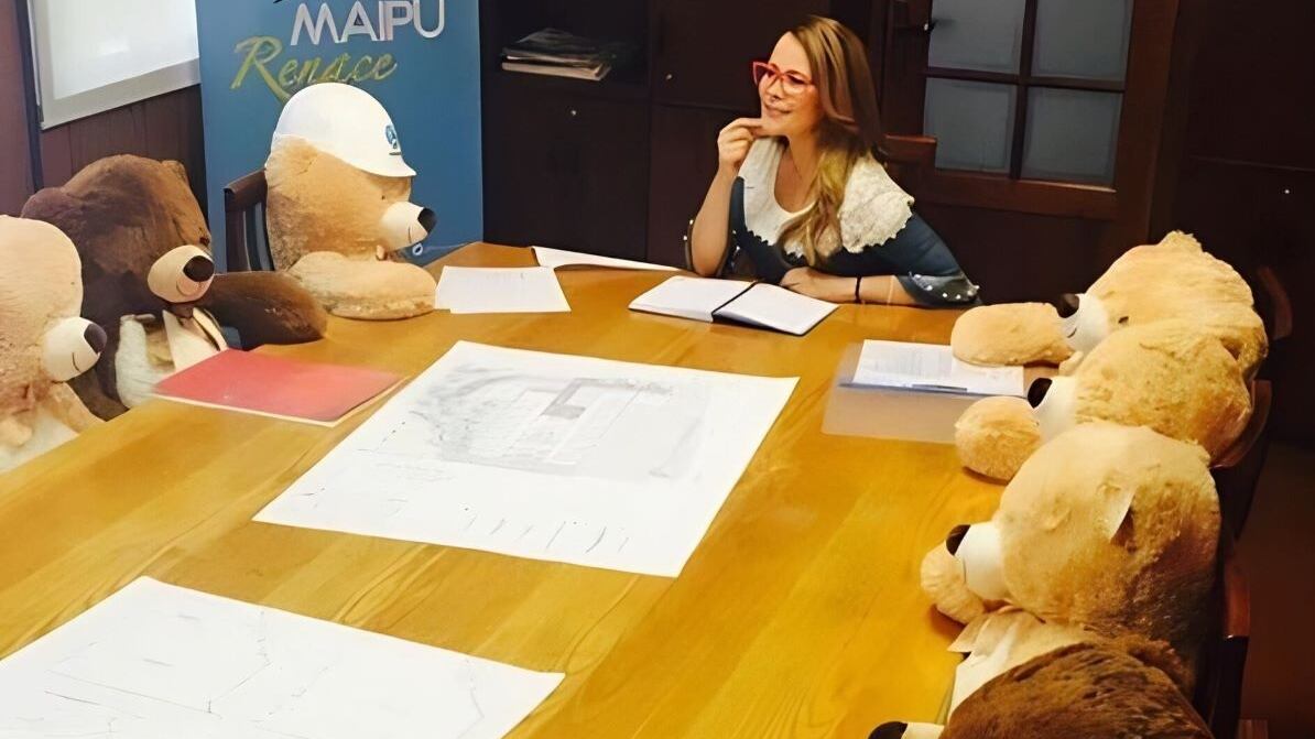 Cathy Barriga en una reunión con osos de peluche.