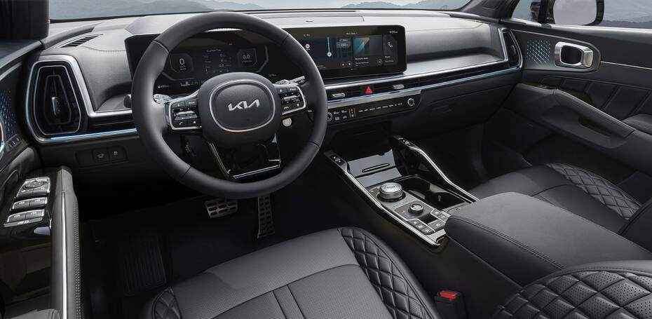 El coche cuenta con asientos delanteros calefaccionados y ventilados.