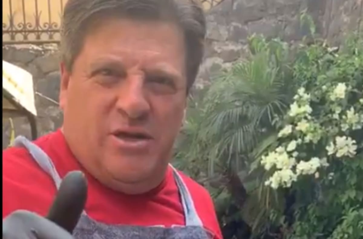 Miguel Herrera se luce haciendo asado en plena cuarentena