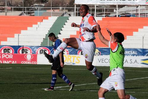 Una imagen repetida este año: Cobresal celebrando de local en un estadio casi vacío. Agencia Aton