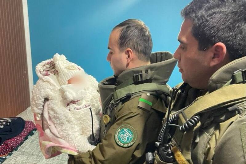 Carabineros con la bebé que fue secuestrada.