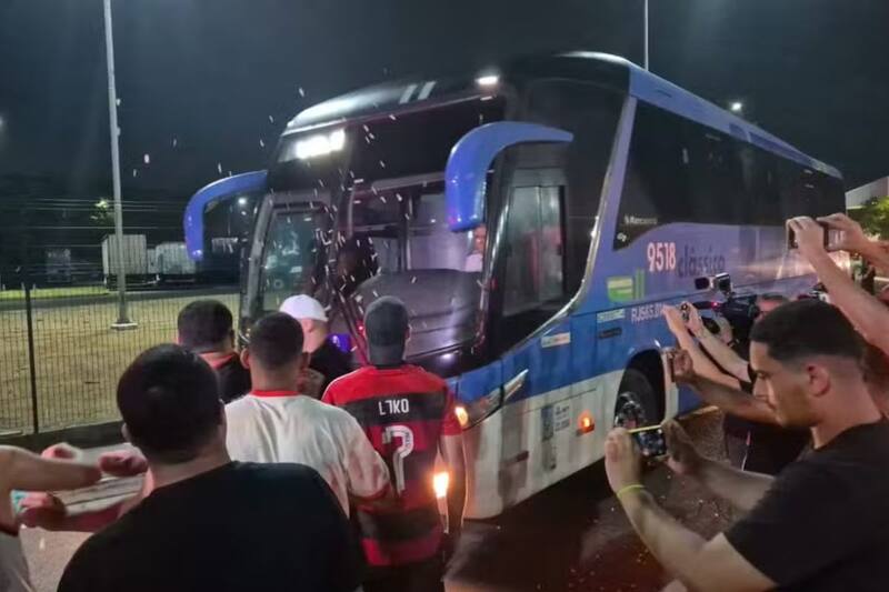 llegó de madrugada a Rïo y el bus fue atacado por hinchas descontentos. Foto: O Globo.