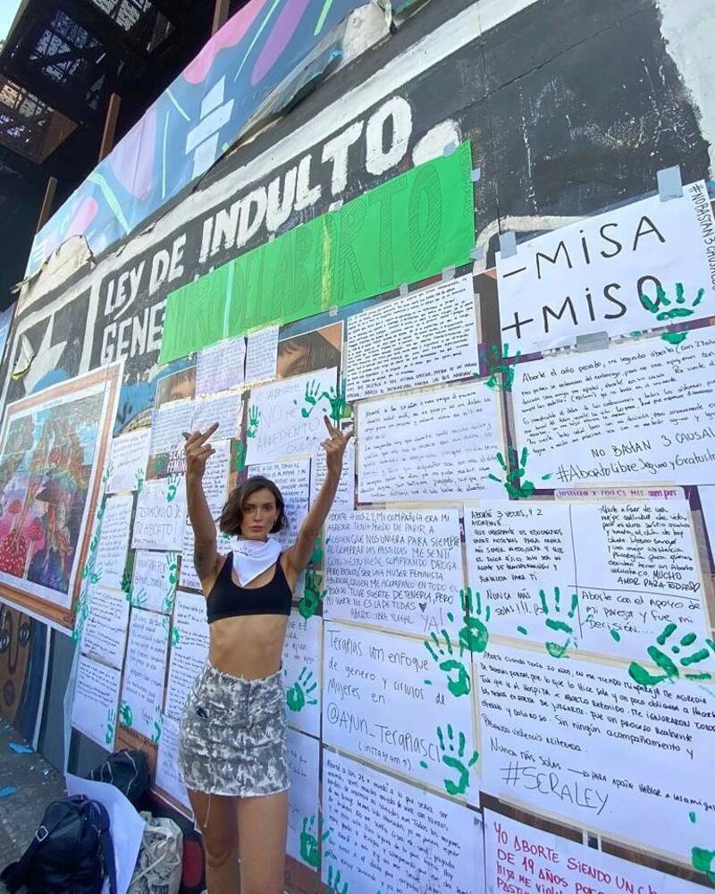 Constanza Capelli, concursante de "Gran Hermano" Chile, sale a marchar por el Día Internacional de la Mujer.