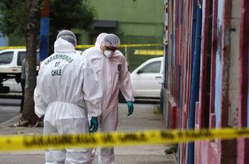 Encuentran cuerpo de hombre baleado y cubierto con brazadas en plena calle en Quinta Normal