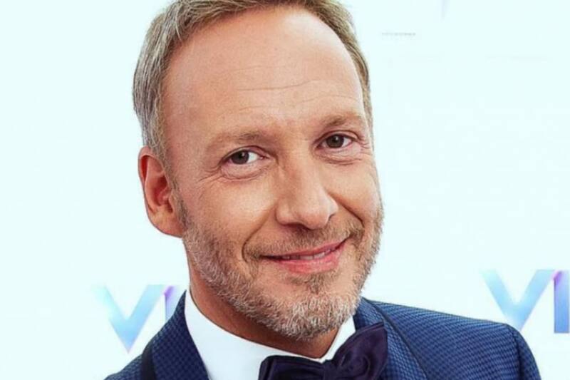 tiene maneja un automóvil con una pantalla táctil panorámica.