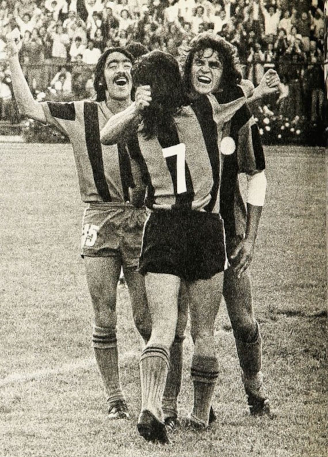 Cáceres (de espalda), Godoy y Sintas se abrazan luego que Alberto Martínez, el juez de hierro, pitara el final en Las Higueras.