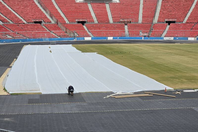 FInalizados los conciertos de abril, la cancha del Estadio Nacional fue cubierta con una manta térmica, para brindarle mayor protección. Foto: IND.